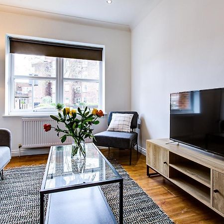 Stylish Two Bedroom Apartment With Free Parking! ラムフォード エクステリア 写真