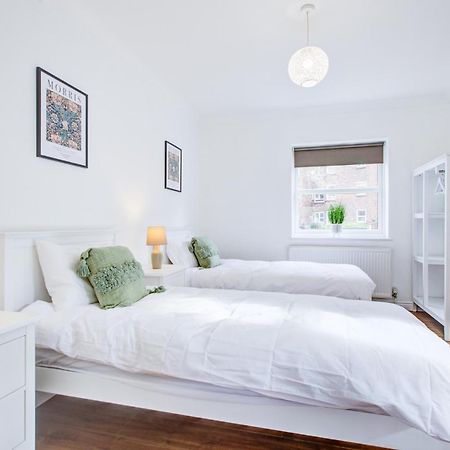 Stylish Two Bedroom Apartment With Free Parking! ラムフォード エクステリア 写真