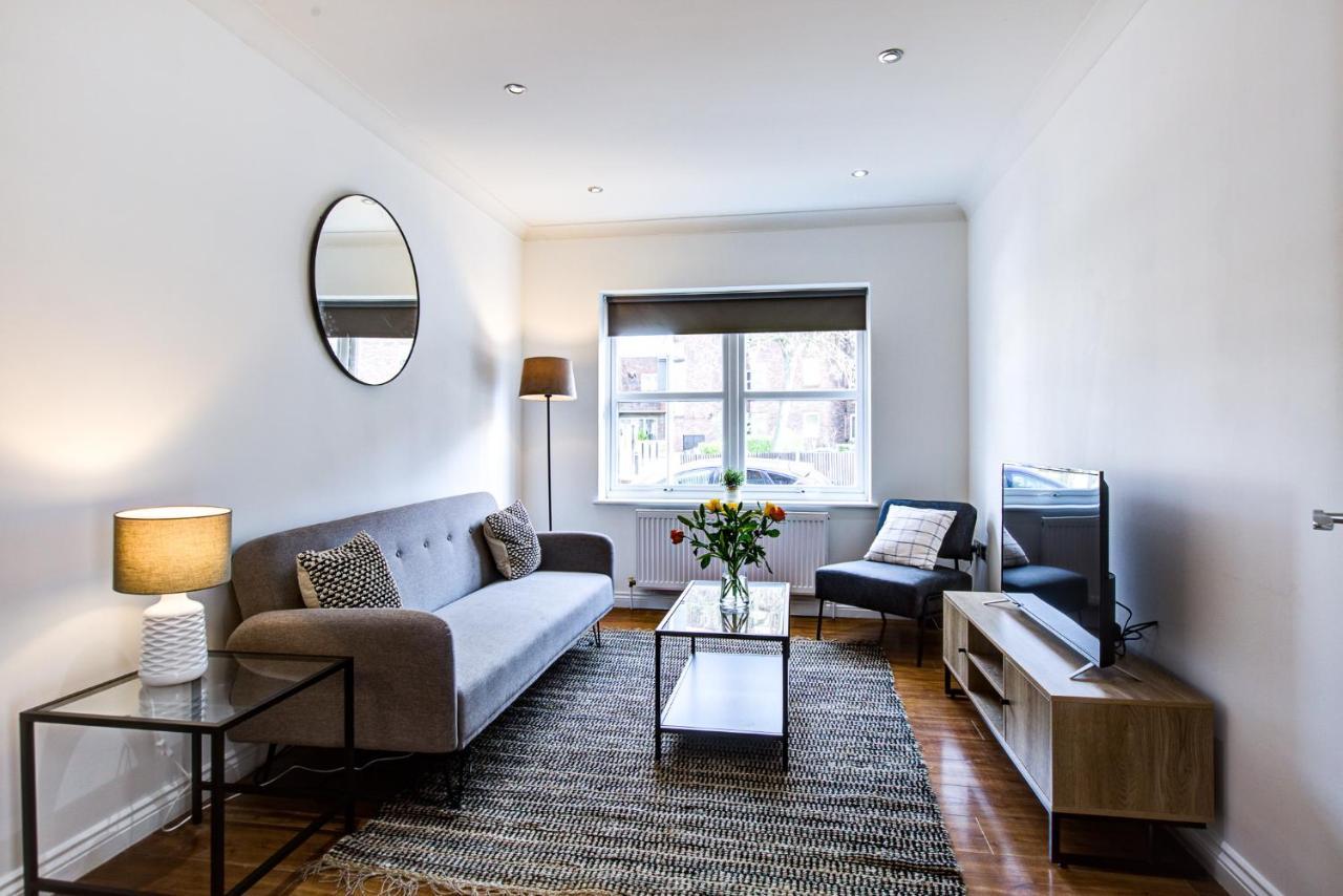 Stylish Two Bedroom Apartment With Free Parking! ラムフォード エクステリア 写真