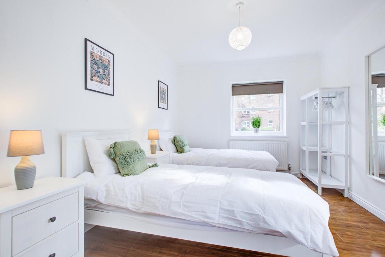 Stylish Two Bedroom Apartment With Free Parking! ラムフォード エクステリア 写真