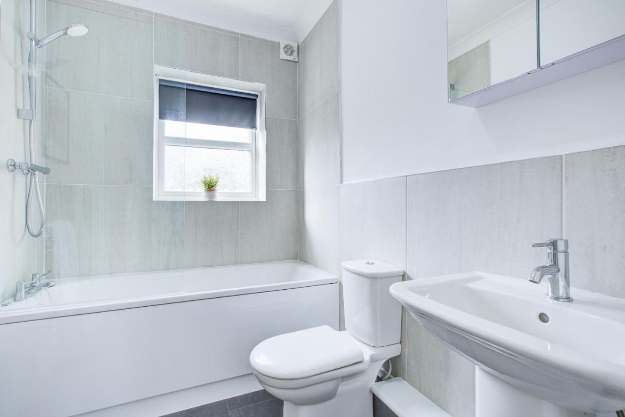Stylish Two Bedroom Apartment With Free Parking! ラムフォード エクステリア 写真