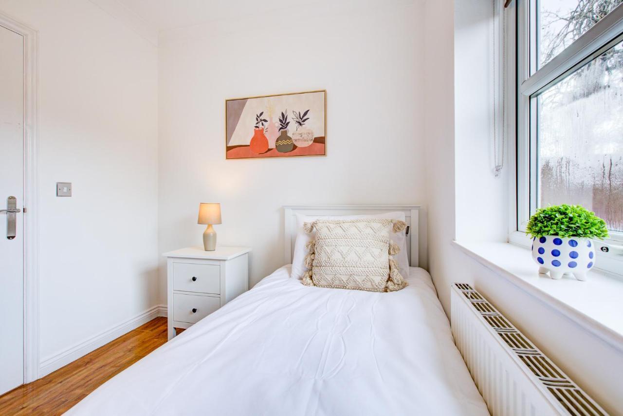 Stylish Two Bedroom Apartment With Free Parking! ラムフォード エクステリア 写真