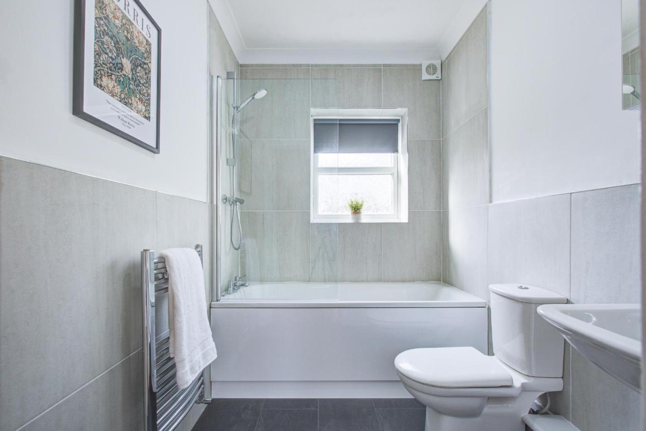 Stylish Two Bedroom Apartment With Free Parking! ラムフォード エクステリア 写真